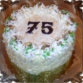 30 Tort na 75 urodziny dekorowany śmietaną i posypką z białej czekolady 