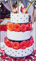 70 tort weselny z żywymi kwiatami pomiędzy poziomami plus race 