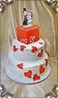 25 tort weselny w czerwone serduszka i figurki