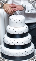 44 tort weselny z ciemnymi kulkami klasyczny biały