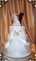 50 tort weselny z dużą figurką młodych na boki cukiernia pod arkadami