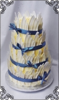 53 tort ślubny w piórkach z białej czekolady niebieska wstążka
