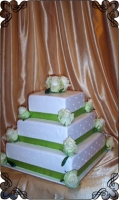 58 tort kwadratowy  ślubny z różami na rogach  -żywe kwiaty cake