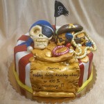 Tort pirat ze skrzynia z złotymi monetami