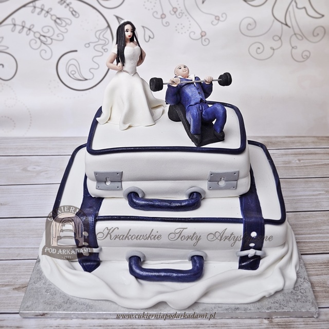 Tort weselny walizki z figurkami Młodej Pary
