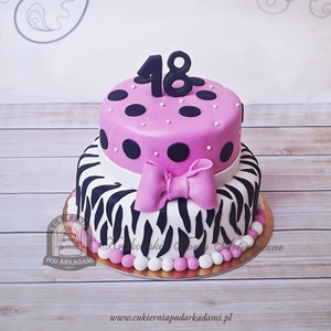 Tort na osiemnastkę dla dziewczyny róż kropki paski zebry