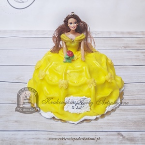 Tort z lalką Bella z bajki Piękna i Bestia
