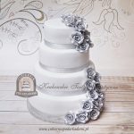 Tort weselny zdobiony srebrnymi różami
