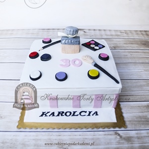 Tort dla kobiety z kosmetykami i przyborami do makijażu oraz flakonem perfum Chloé