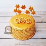 Złoty tort z różami i gwiazdami