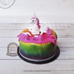 Tort z jednorożcem i kolorową polewą cieniowaną aerografem z tłoczonym wzorem kwiatowym