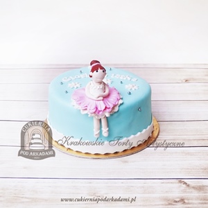 Pastelowy tort z figurką laleczki baletnicy