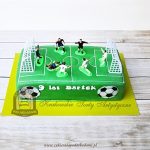 Tort piłkarski w kształcie boiska z figurkami piłkarzy