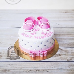 Tort z pikowaną polewą i niemowlęcymi bucikami na baby shower - wersja dla dziewczynki