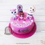 Różowy tort z figurkami laleczek LOL Surprise