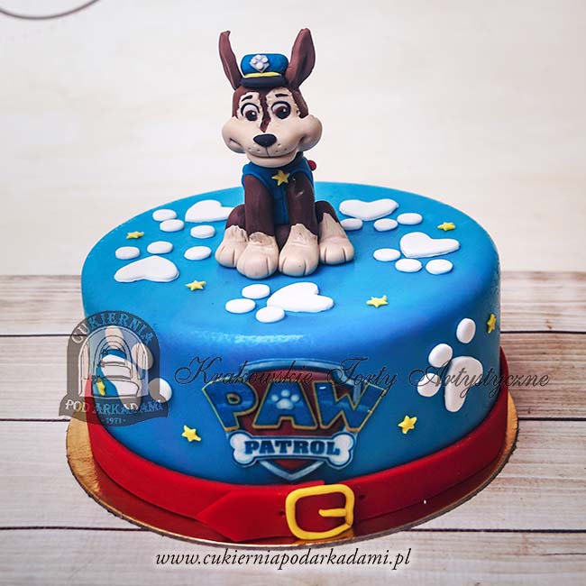 247BD_Paw_Patrol_niebieski_tort_z_figurką_Chase’a_i_śladami_łap_przewiązany_obrożą_cukiernia_pod_arkadami