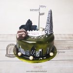 Tort dla podróżnika z wieżą Eiffla walizką i aparatem fotograficznym