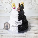 Biało-czarny tort weselny z pikowaną polewą i figurkami Pary Młodej