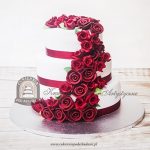 Tort weselny z czerwonymi różami