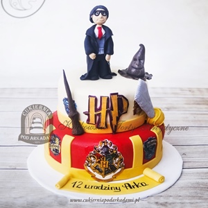 Tort piętrowy Harry Potter z herbem i czarodziejskimi akcesoriami Hogwartu