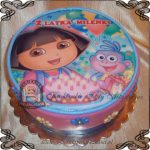 Tort Dora poznaje swiat ( Dora the Explorer) fototort ze swieczkami urodzinowymi cukiernia pod arkadami Krakow