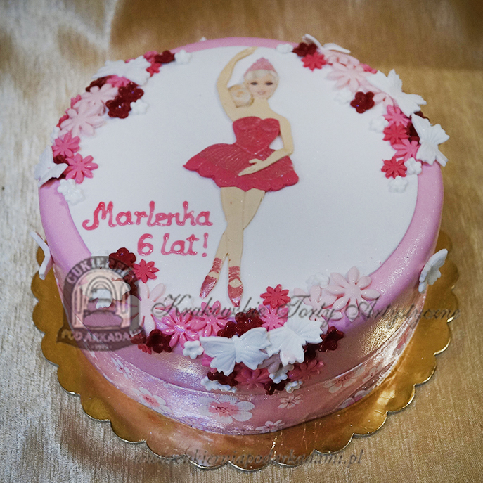 Tort z baletnicą Barbie w roóżwej sukience oraz motylki