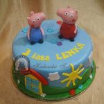 Tort świnka Peppa i brat George figurki z lukru niebieskie tło