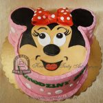 Tort myszka minnie 2D z czerwoną kokardą na różowym tle