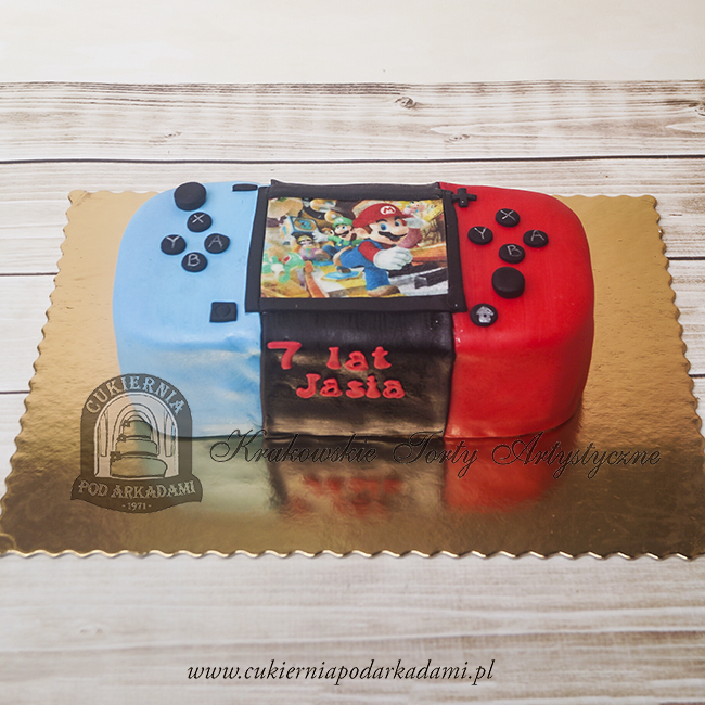 Tort w kształcie konsoli do gry z grą Super Mario blog