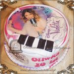 Tort Violetta z pianinem i mikrofonem na urodziny Cukiernia Pod Arkadami