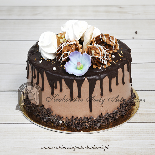 Tort-drip-cake-oblany-czekoladą z bezami-orzechowymi-babeczkami-i-kwiatami-z-masy-cukrowej BLOG Cukiernia pod Arkadami