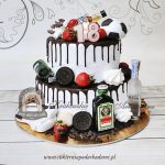 333BA Piętrowy-tort-na-18-urodziny-chłopaka-z-ciastkami-oreo-truskawkami-miniaturkami-alkoholi-konsolą-i-piłką