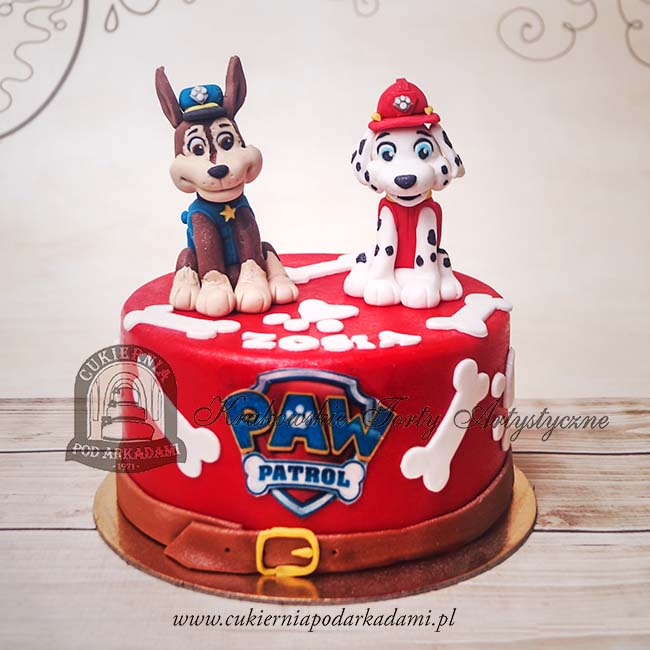 341BD Czerwony tort Psi Patrol we wzór kostek z figurkami piesków Chase i Marshall_blog_cukiernia_pod_arkadami