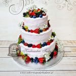 52BW Piętrowy tort weselny bez lukry z letnimi owocami sezonowymi_cukiernia_pod_arkadami