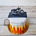 364BA Tort z figurką motocykla Harley Davidson i malowanymi płomieniami-cukiernia-pod-arkadami