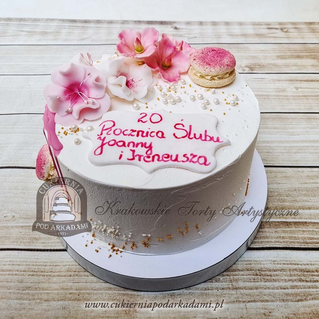 374BA Pastelowy tort rocznicowy z różowymi kwiatami cukrowymi, makaronikami i perełkami-cukiernia-pod-arkadami