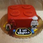 126ADCH.Tort-w-ksztalcie-klocka-lego-oraz-figurki-lego-niniago-na-2-urodziny-cukiernia-pod-arkadami-krakow