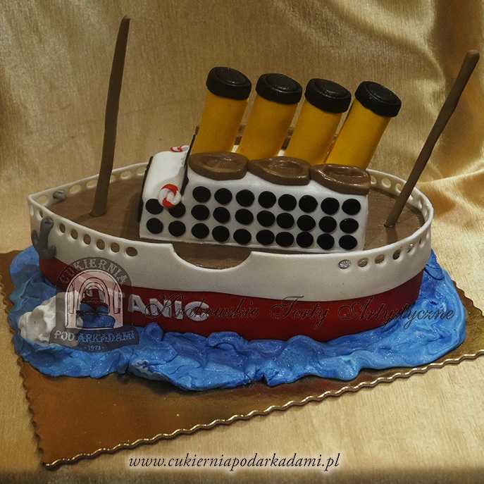132ASM.Tort-w-ksztalcie-statku-okretu-Titanic-transatlantyk-na-wodzie-cukiernia-pod-arkadami-krakow