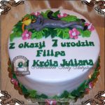 31ADU.Tort-z-Krolem-Julianem-lezacym-w-trawie-na-7-urodziny-chlopca-cukiernia-pod-arkadami-krakow