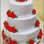 28AWK.tort-weselny-z-wzorkami-i-czerwone-roze-z-lukru-slubny-cukiernia-pod-arkadami-krakow