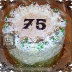 30AOK.tort-klasyczny-na-75-urodziny-w-smietanie-i-posypce-z-bialej-czekolady-cukiernia-pod-arkadami-krakow