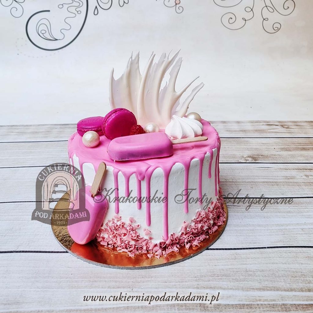 390BA Różowy tort z cakesicles makaronikami i czekoladowym splashem-cukiernia-pod-arkadami