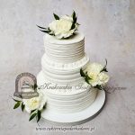 56BW Klasyczny tort weseleny w wersji piętrowej dekorowany białymi goździkami-cukiernia-pod-arkadami