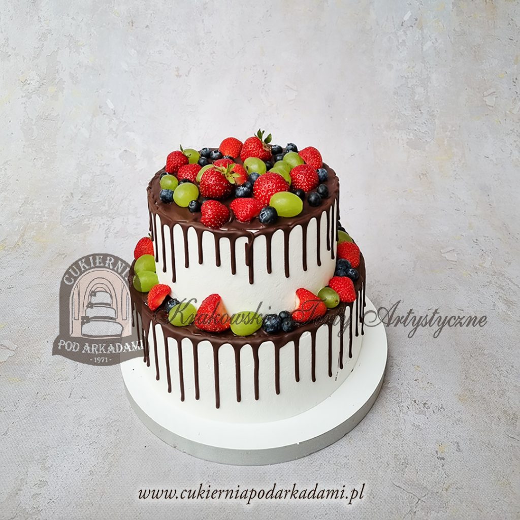 57BW Piętrowy tort z czekoladową polewą drip i owocami sezonowymi-cukiernia-pod-arkadami