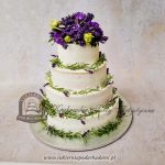 60BW Piętrowy naked cake dekorowany żywymi kwiatami w odcieniach fioletu i bieli i wiankami rozmarynu-cukiernia-pod-arkadami
