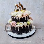 436BA Piętrowy czarny tort na 18 z pastelową dekoracją z kwiatów i makaroników cpa