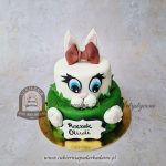 439BD Tort wesoły króliczek w zielonej trawie cpa