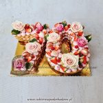 447BA Tort w ksztłcie cyfry bez lukry i tynku zdobiony kwiatami owocami makaronikami number cake cpa cukiernia