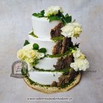 63BW Weselny tort piętrowy z kwiatami dekorowany korą i mchem cpa