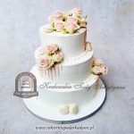 66BW Weselny tort piętrowy z pastelowymi różami polewą drip i makaronikami cpa